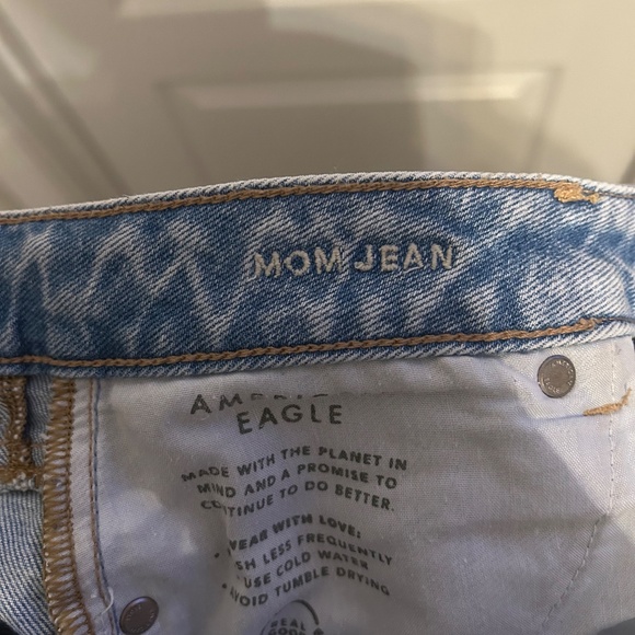 Women’s American Eagle Mom Jeans - Picture 3 of 4